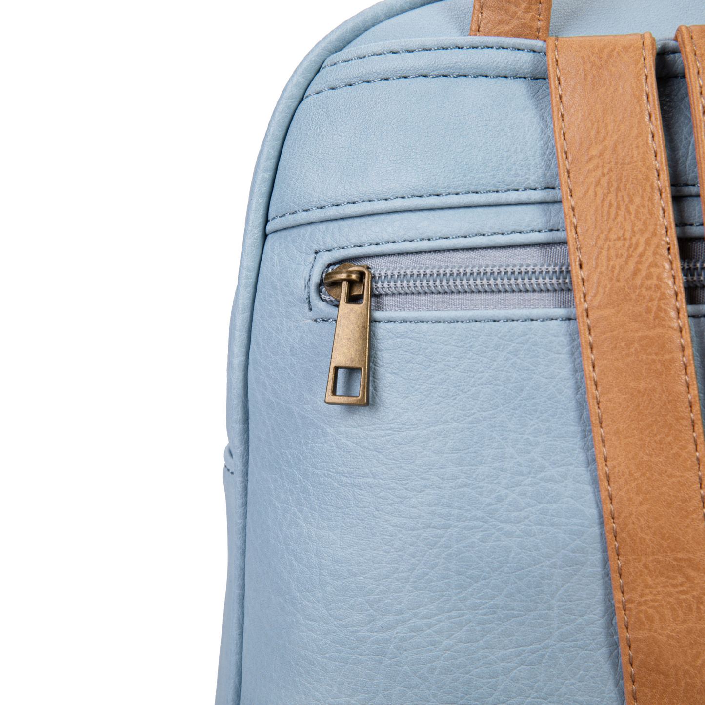 Mochila de polipiel con bolsillos frontales y diseño funcional para uso diario