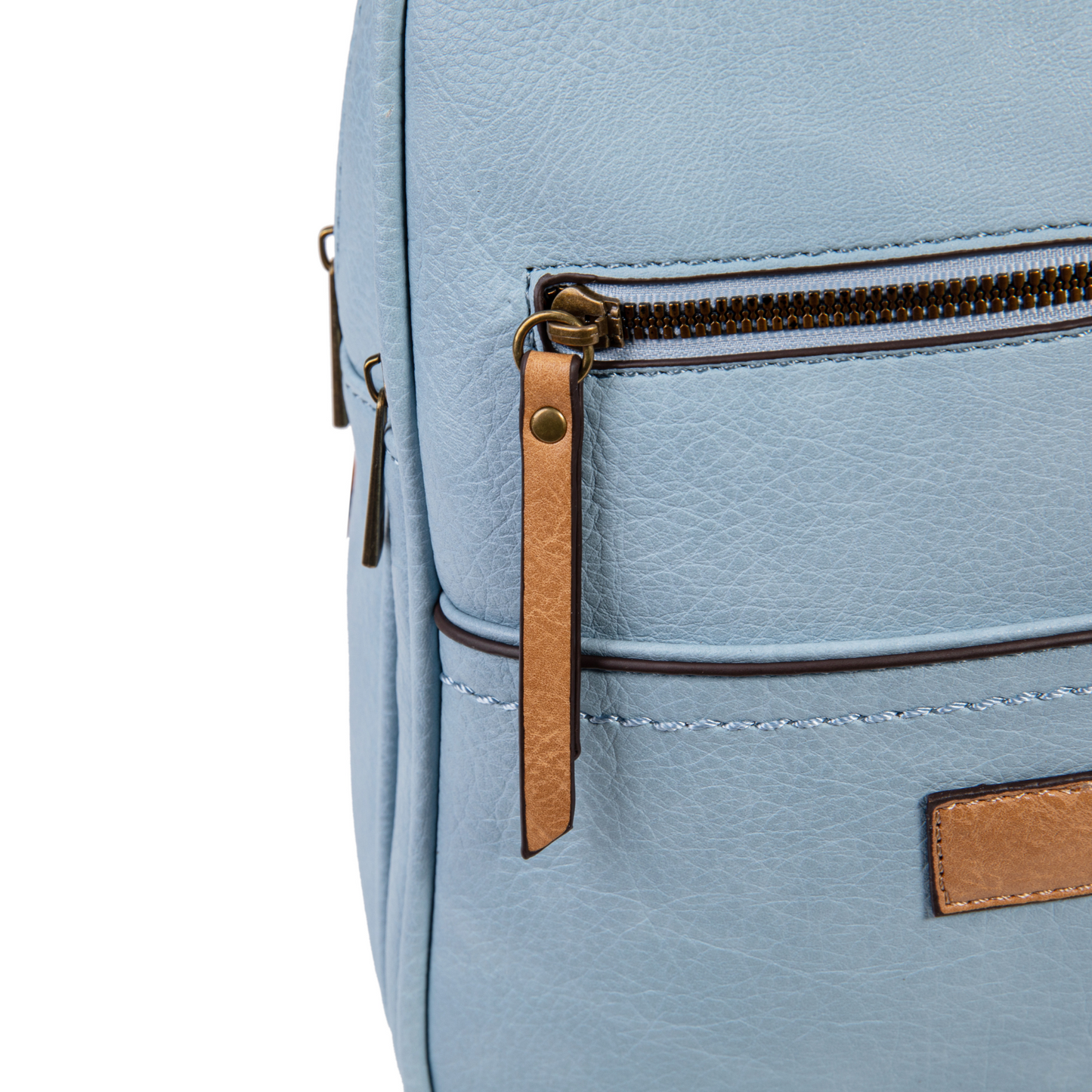 Mochila de polipiel con bolsillos frontales y diseño funcional para uso diario
