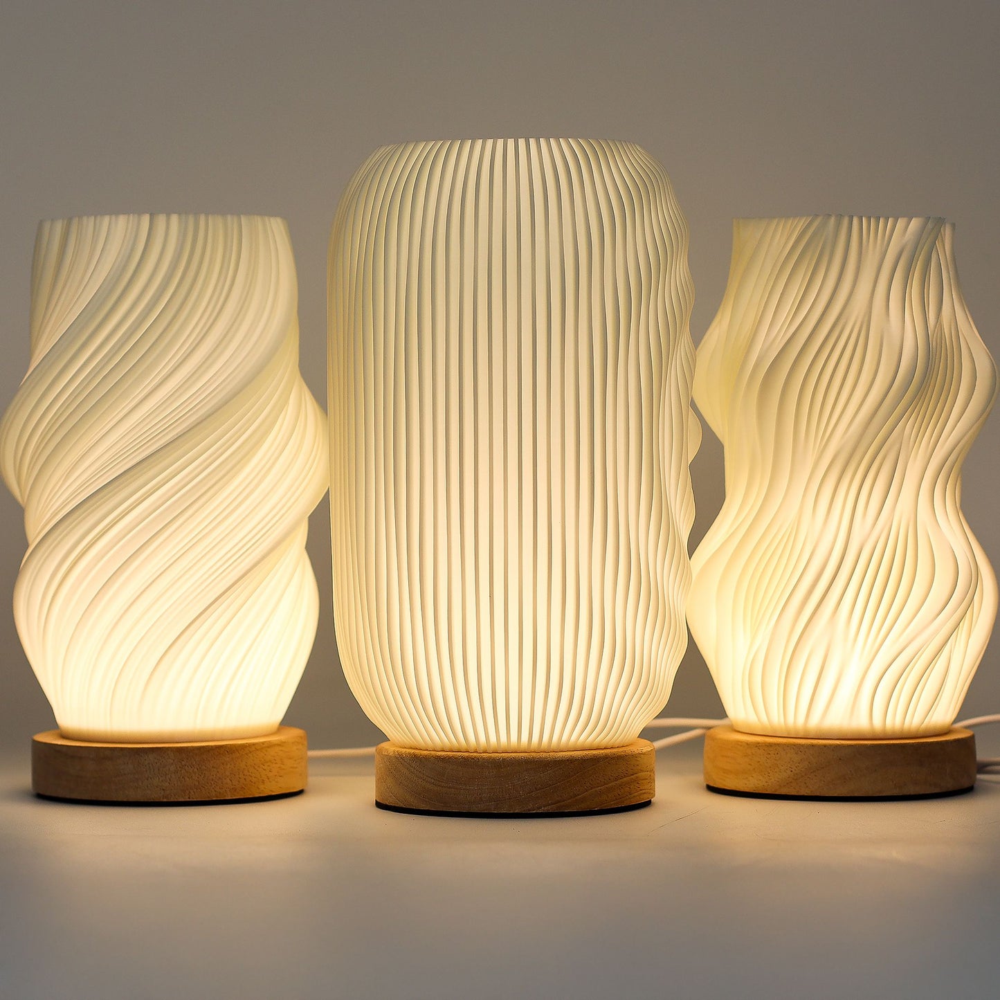 Lámpara de Mesa Onda Moderna – Luz LED Regulable USB con Base de Madera