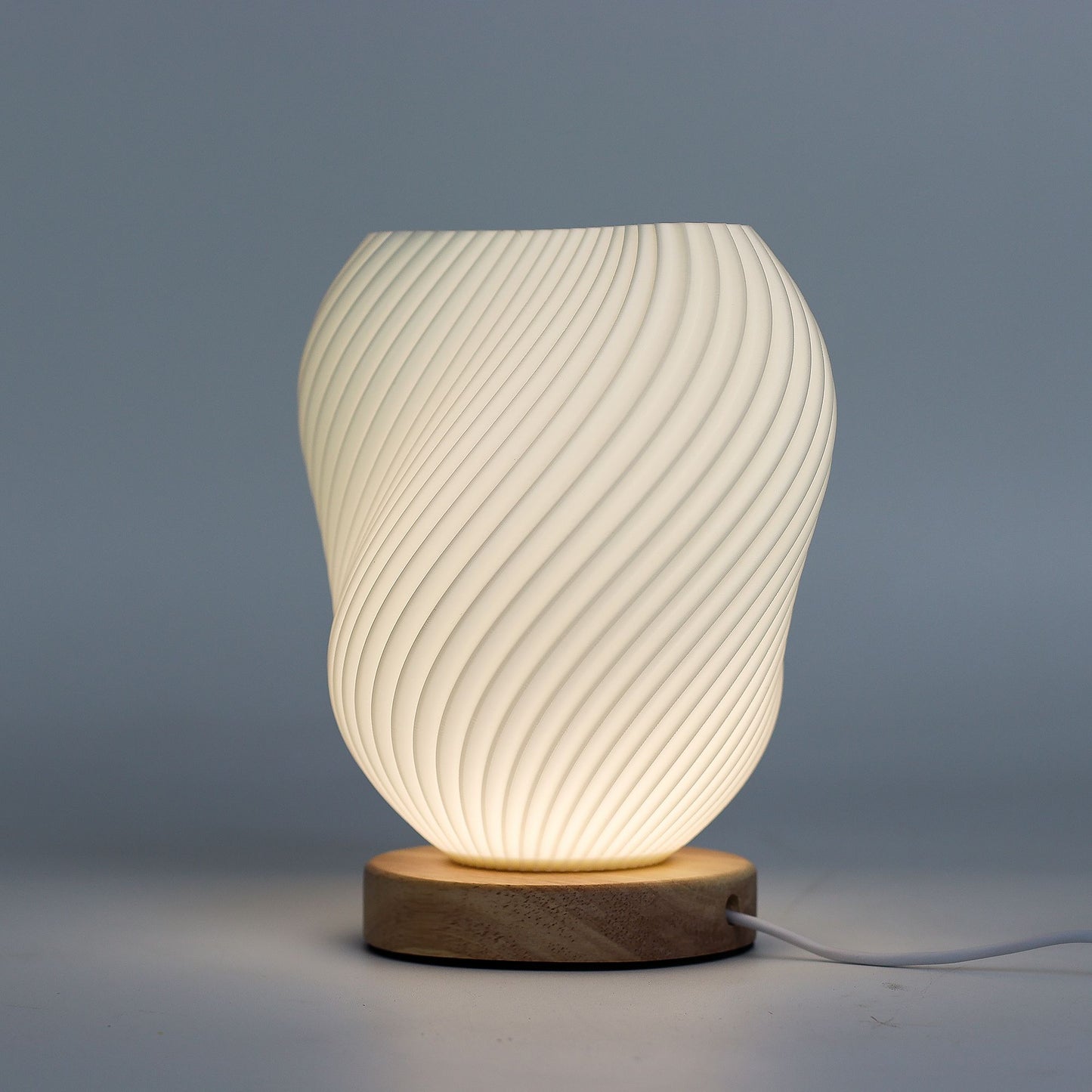 Lámpara de Mesa Estilo Onda con Base de Madera – Luz LED Regulable USB