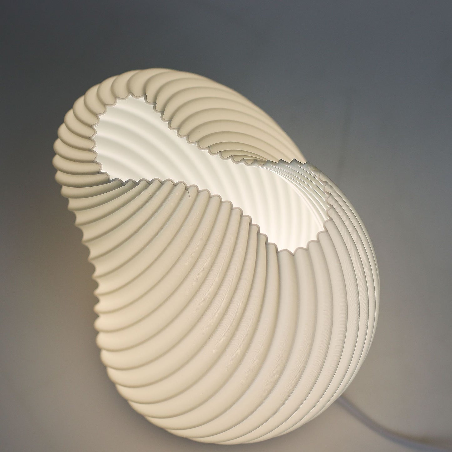 Lámpara de Mesa Estilo Onda con Base de Madera – Luz LED Regulable USB