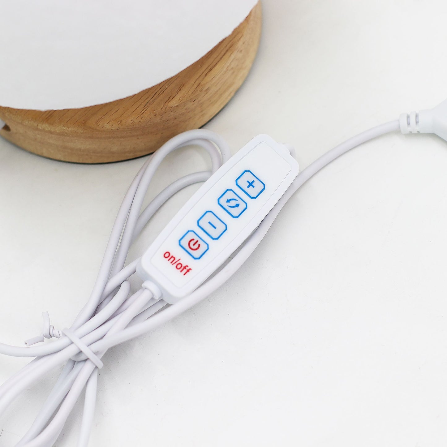 Lámpara de Mesa Luna – Luz LED Regulable USB con Base de Madera