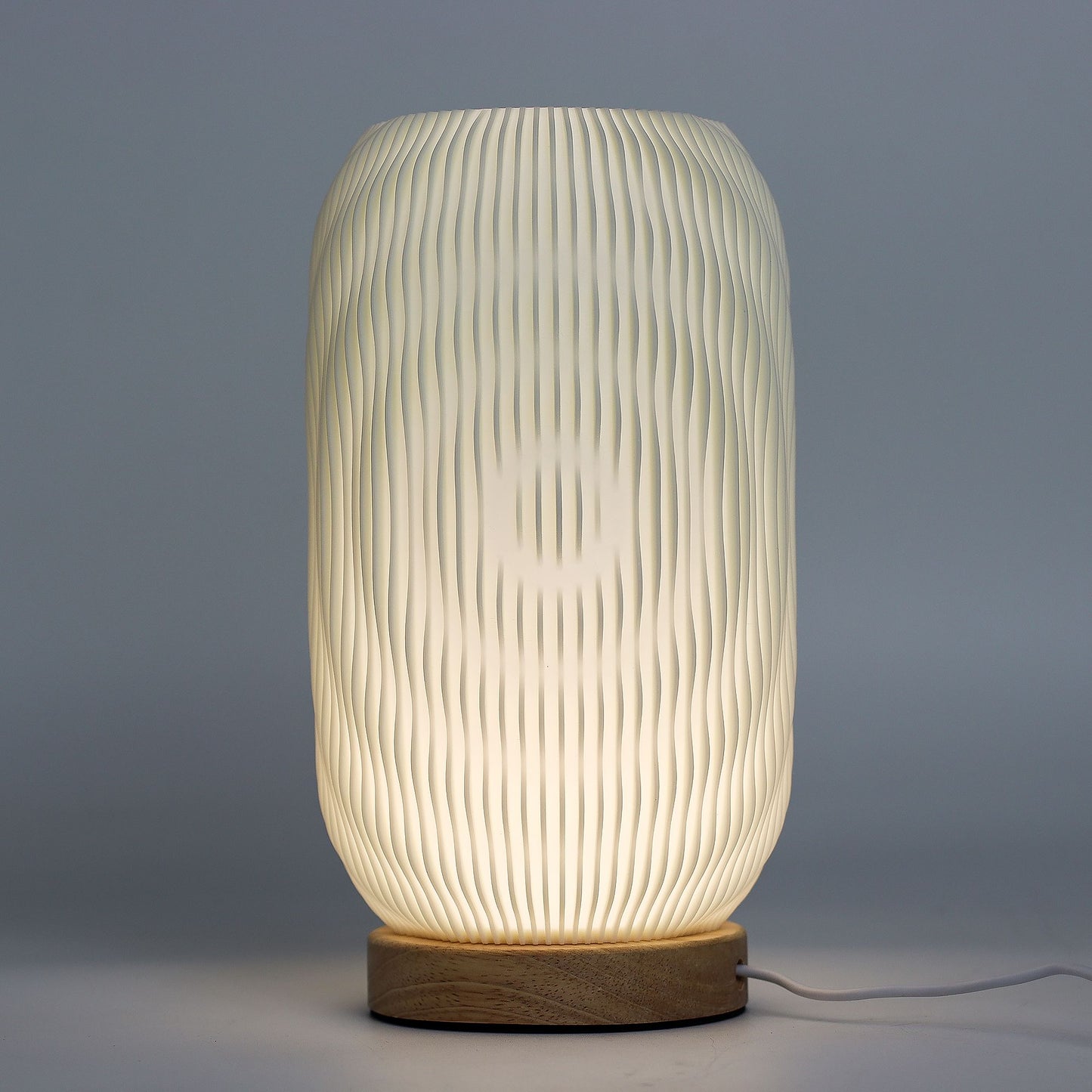 Lámpara de Mesa Onda Moderna – Luz LED Regulable USB con Base de Madera