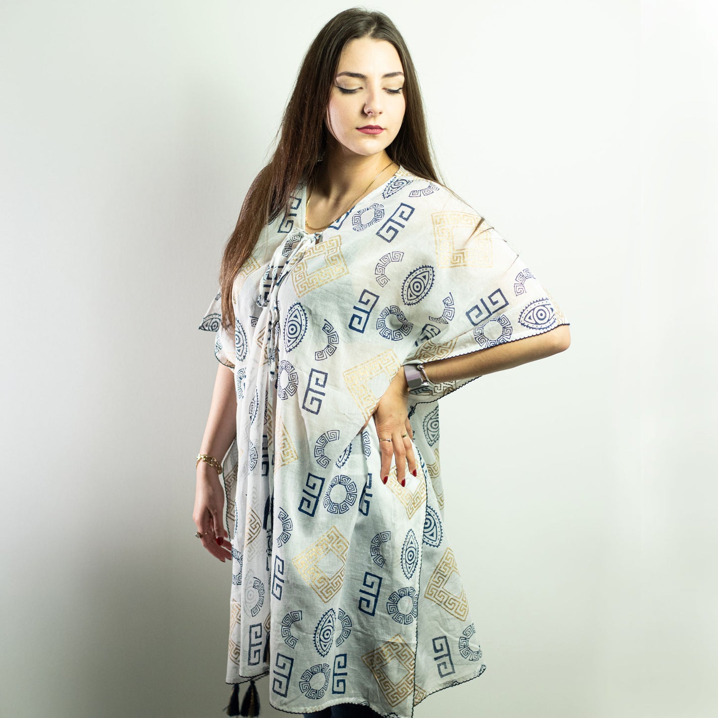 Kaftán Nomad Sari – Motivo Griego en Azul y Dorado, Pintado a Mano