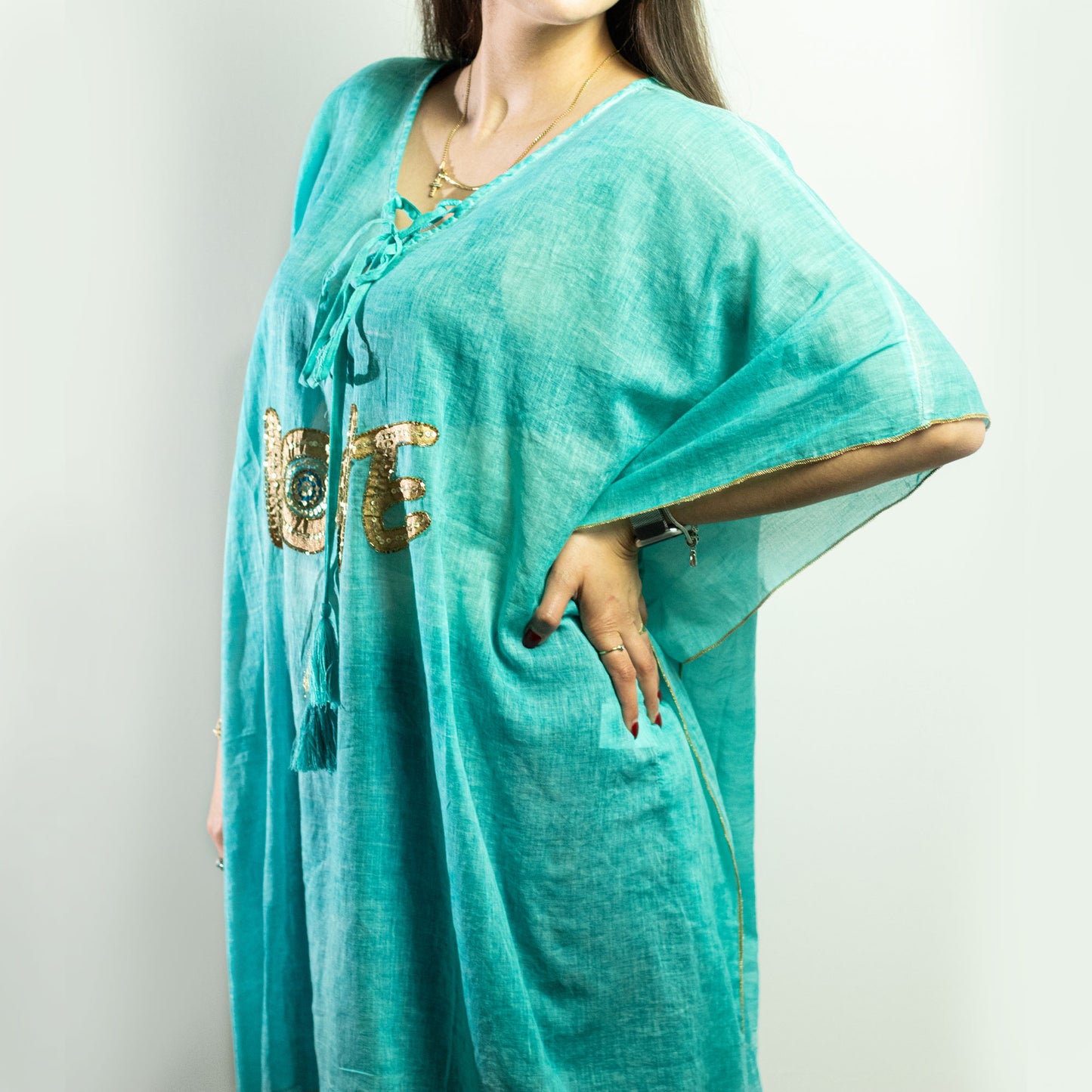 Kaftán Nomad Sari – Diseño de Amor en Turquesa y Dorado, Pintado a Mano