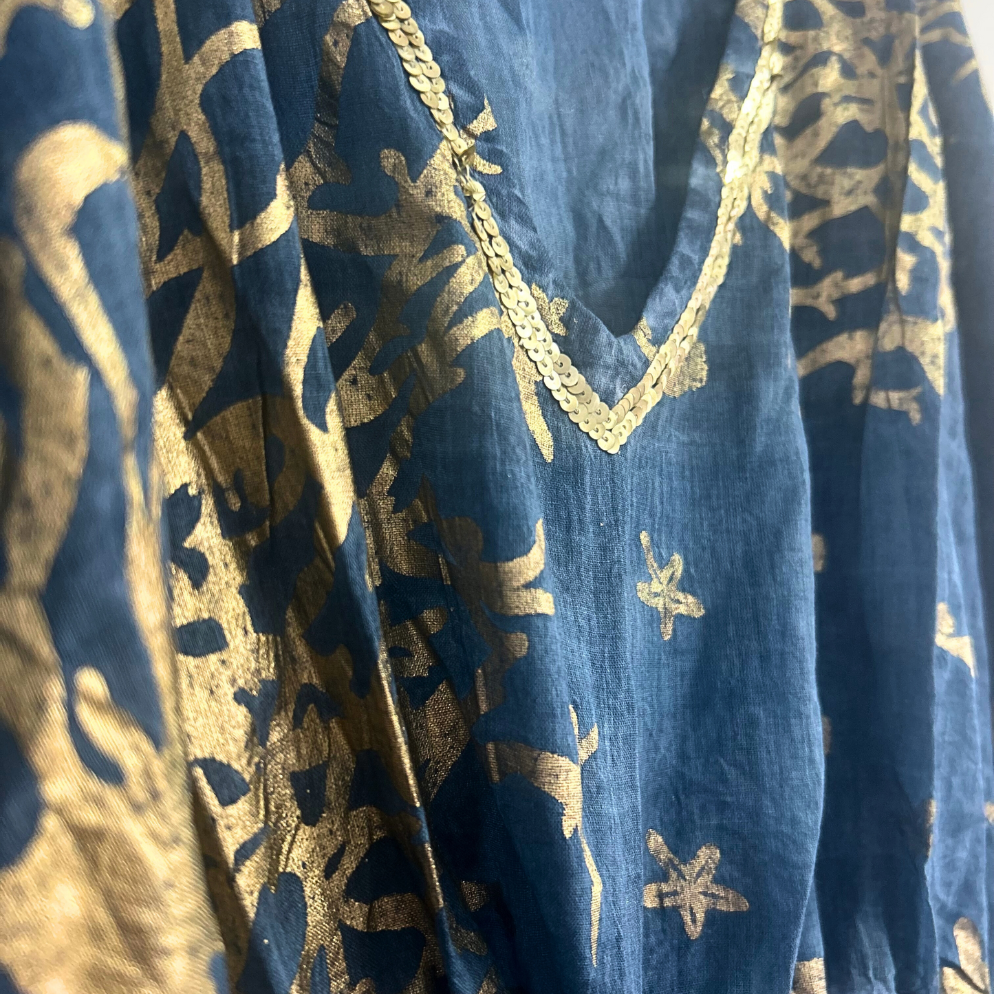 Kaftán azul marino con detalles dorados – Estilo coral, 100% algodón