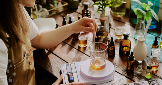 Aceites esenciales: cómo se elaboran y diferencias entre puros, cosméticos, de olor y bebibles