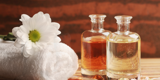 una imagen con varios aceites de masajes en un spa