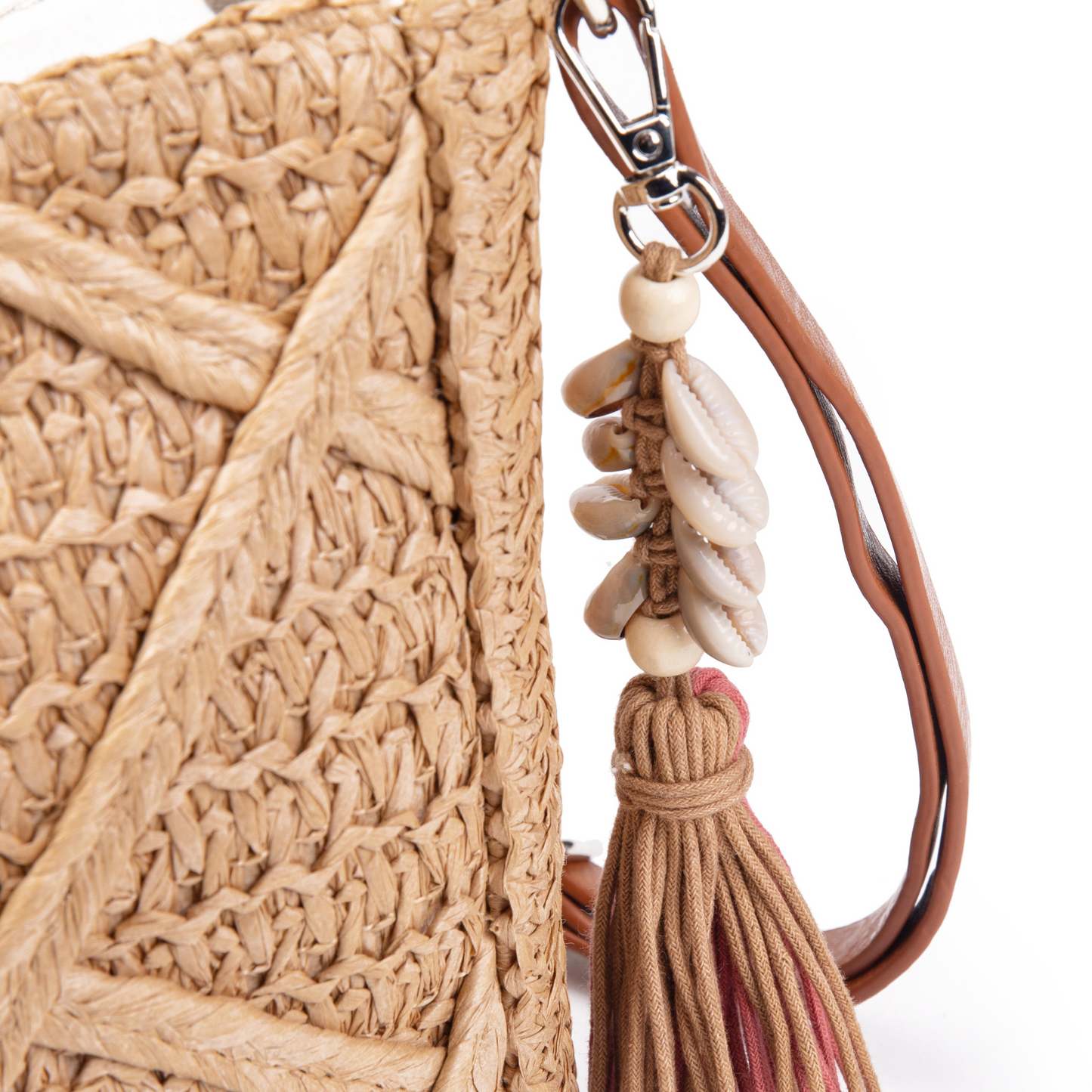 Bolso de rafia natural con borlas de conchas y correa larga ajustable