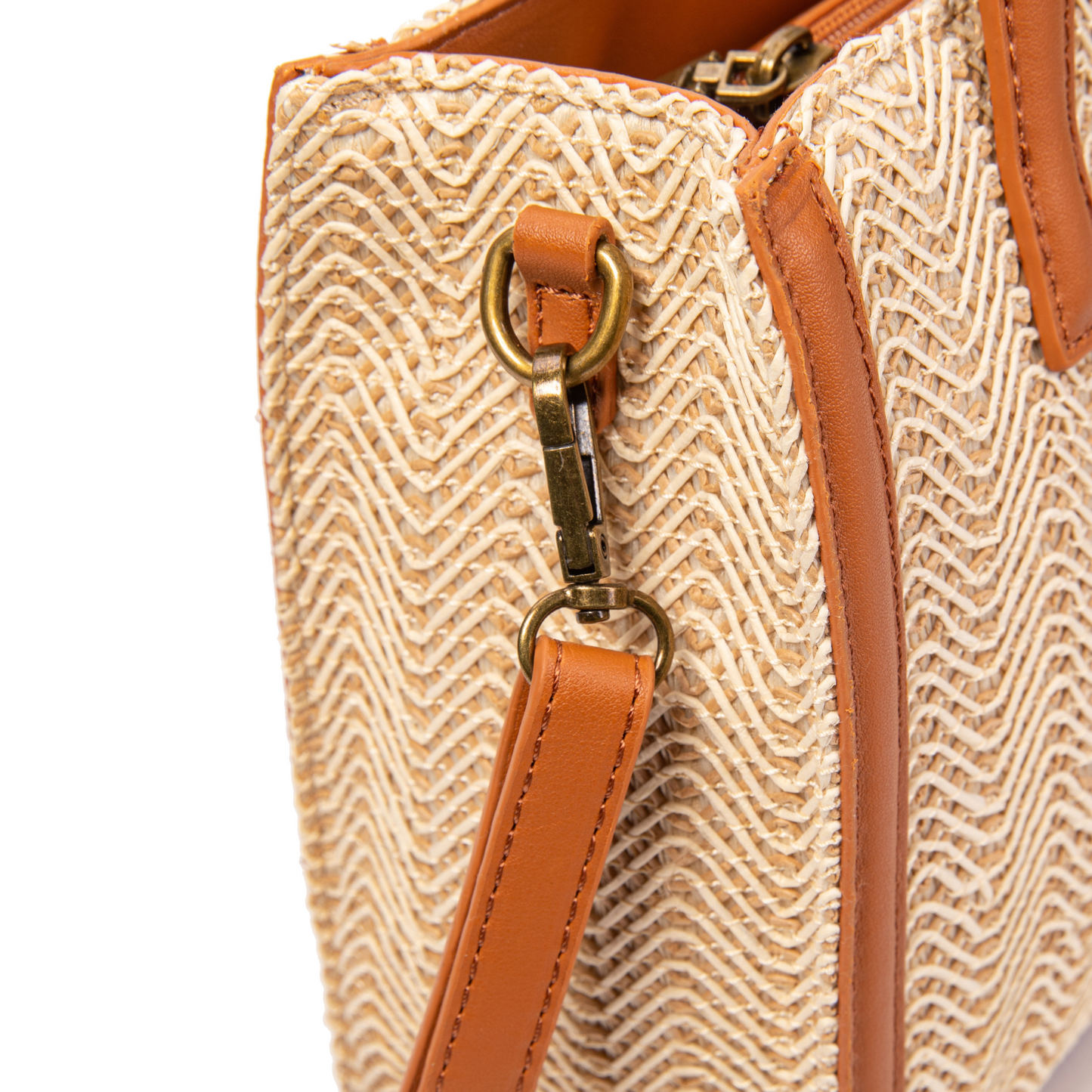 Bolso rígido de rafia con diseño natural y acabado elegante