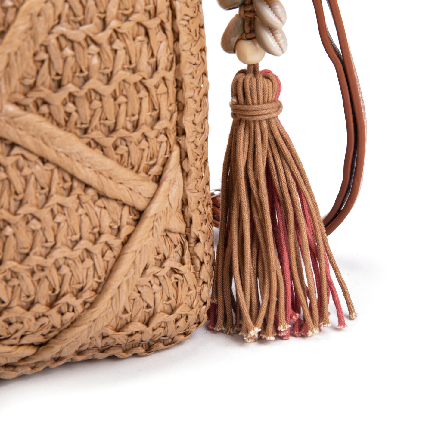 Bolso de rafia natural con borlas de conchas y correa larga ajustable