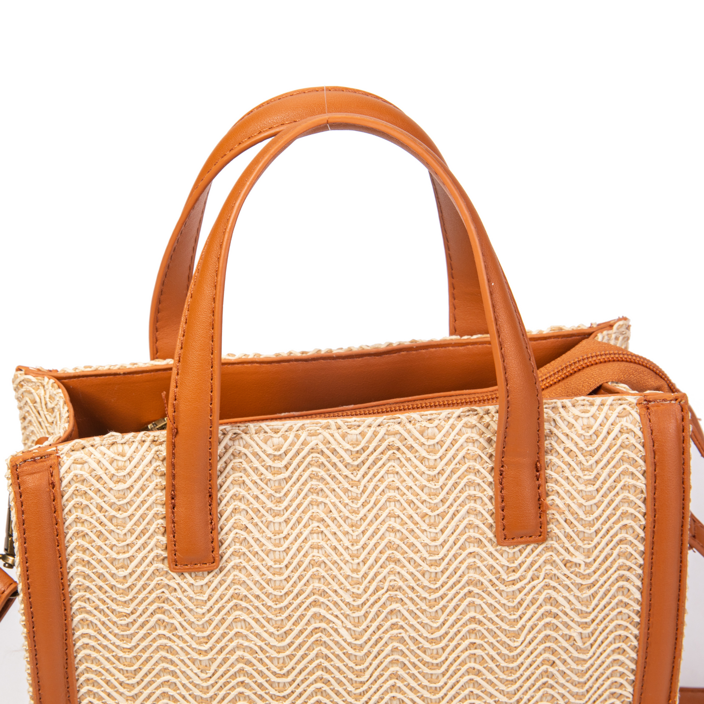 Bolso rígido de rafia con diseño natural y acabado elegante