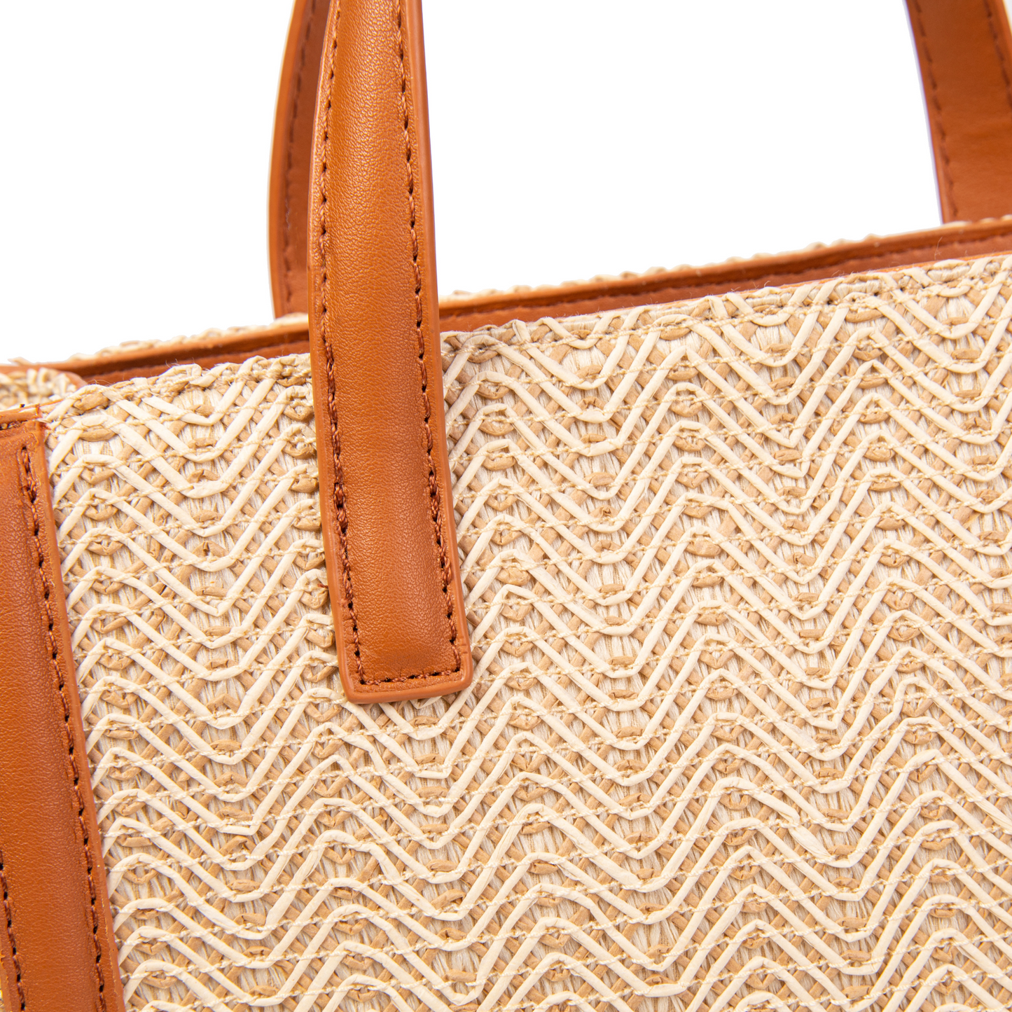 Bolso rígido de rafia con diseño natural y acabado elegante