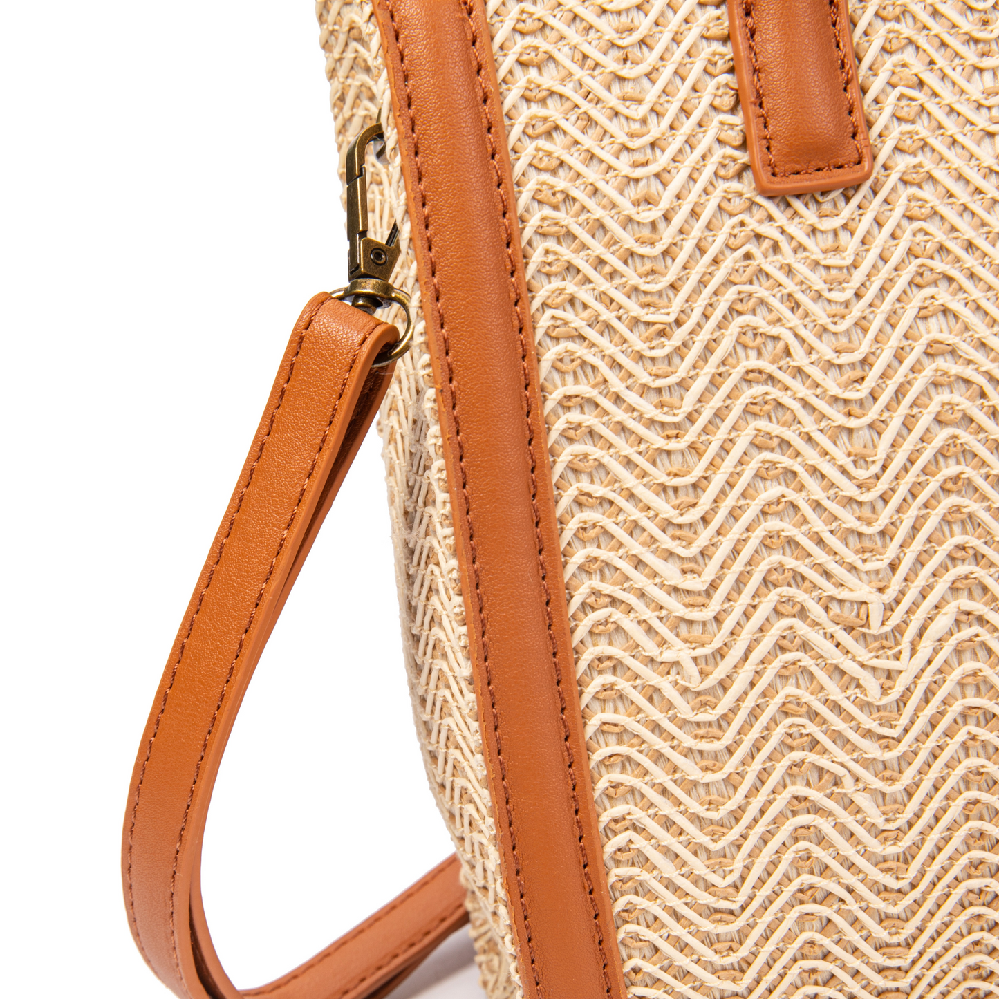 Bolso rígido de rafia con diseño natural y acabado elegante