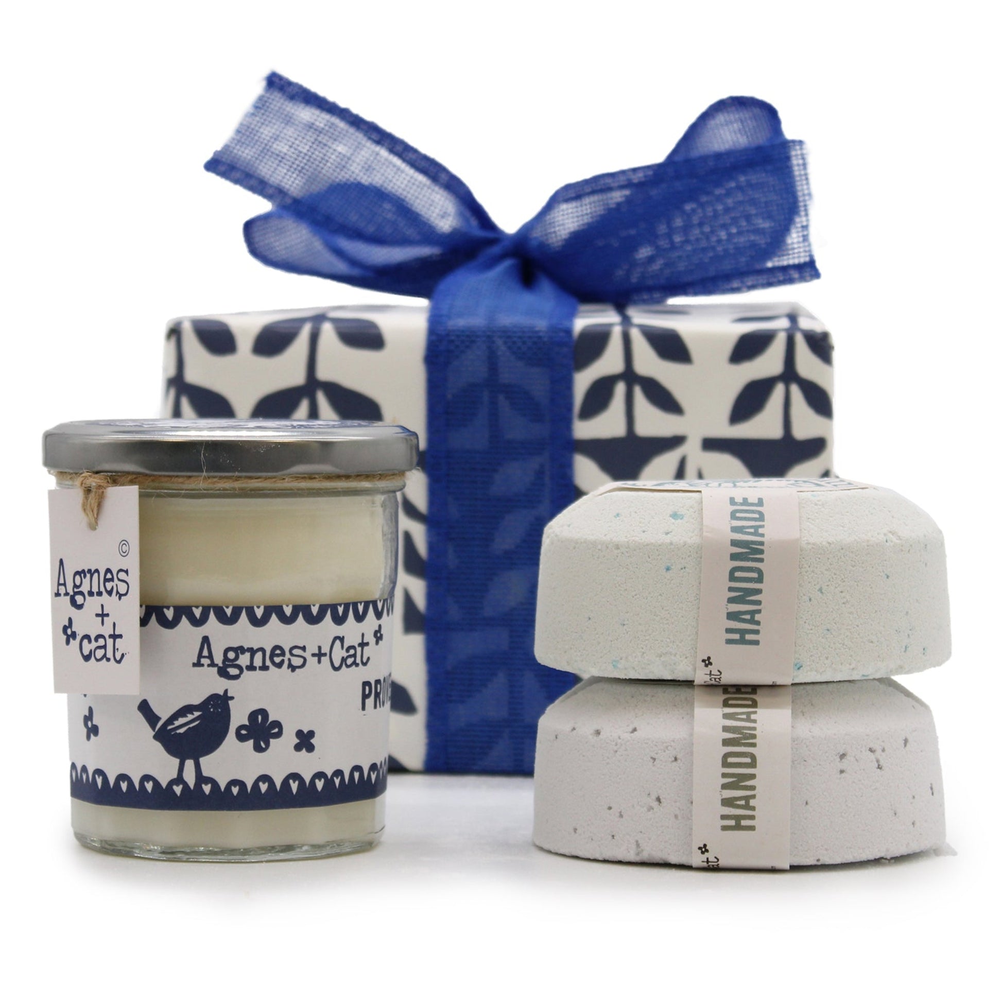 imagen de una caja de regalo ideal para estas fechas, incluye vela aromatica a violetas elaborada con cera de soja natural para una conbustón limpia y duradera
