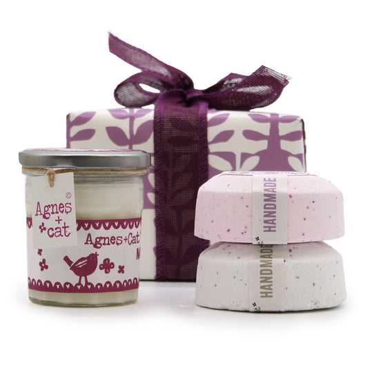 Imgen de un set de regalo incluye vela se cera de soja 100% natural que combina la esencia calmante del té y las rosas con la energía equilibrante de la Piedra de Luna .