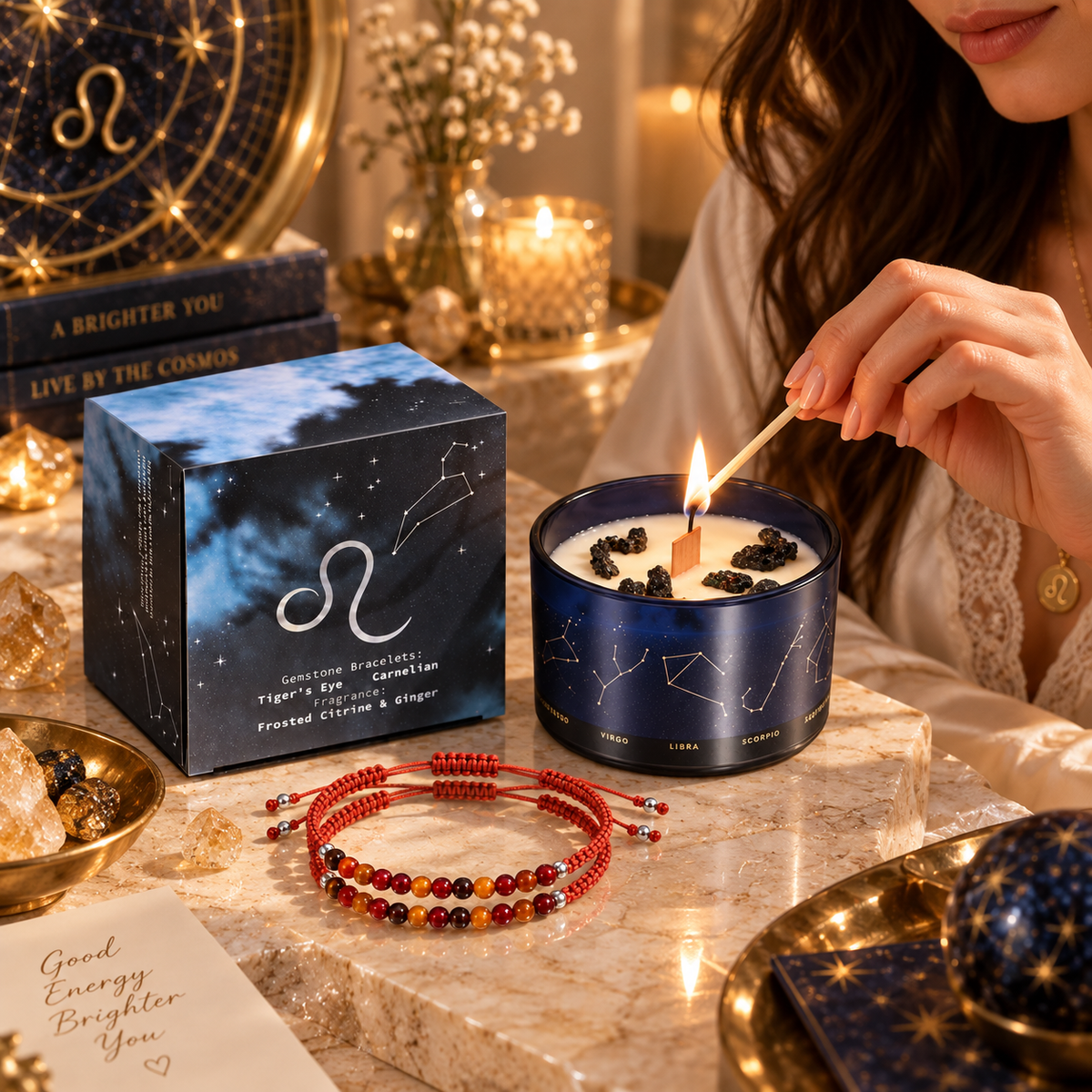 Vela del zodiaco Leo con pulsera de ojo de tigre, granate y hematita, y caja de regalo, sobre superficie clara con decoración elegante