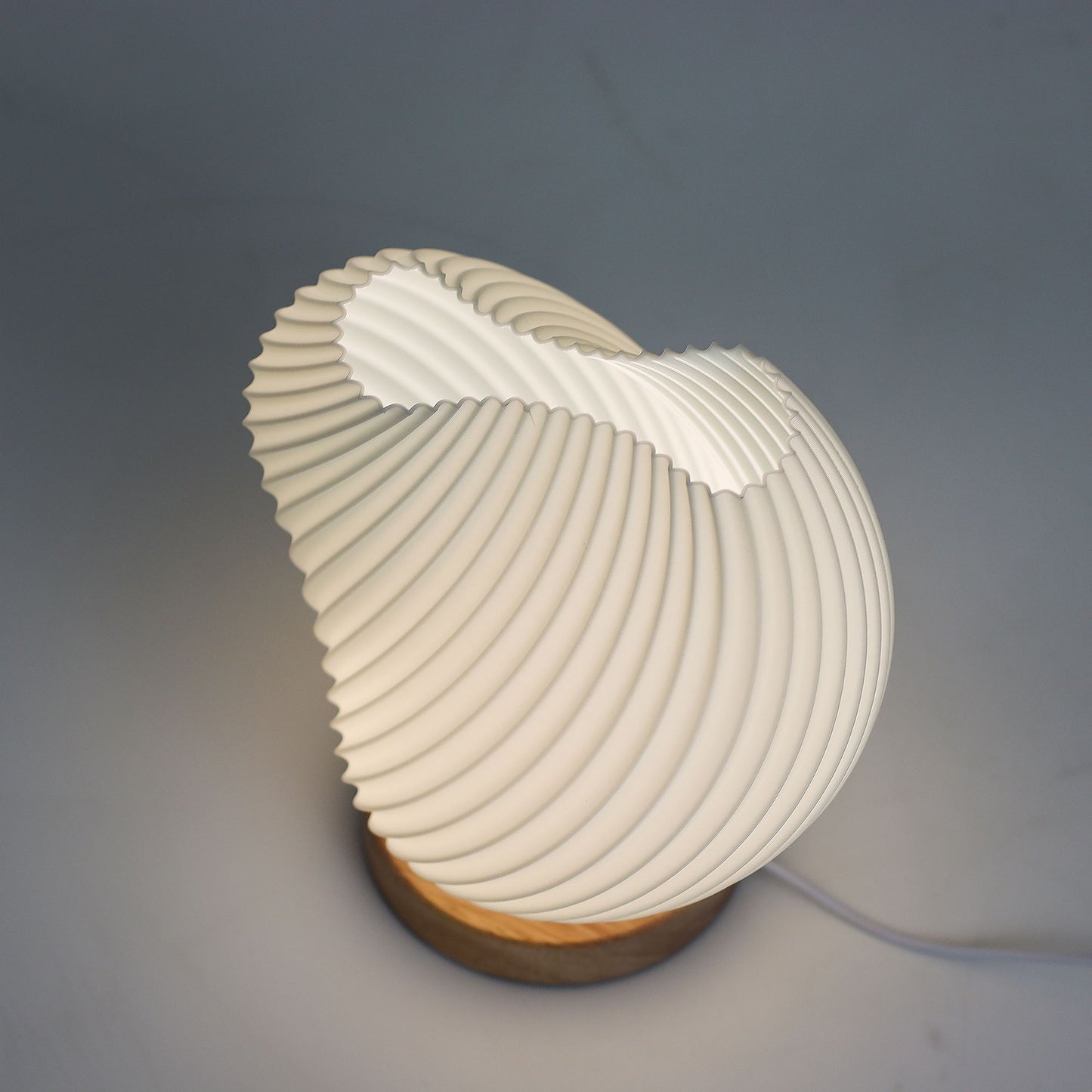 Lámpara de Mesa Estilo Onda con Base de Madera – Luz LED Regulable USB
