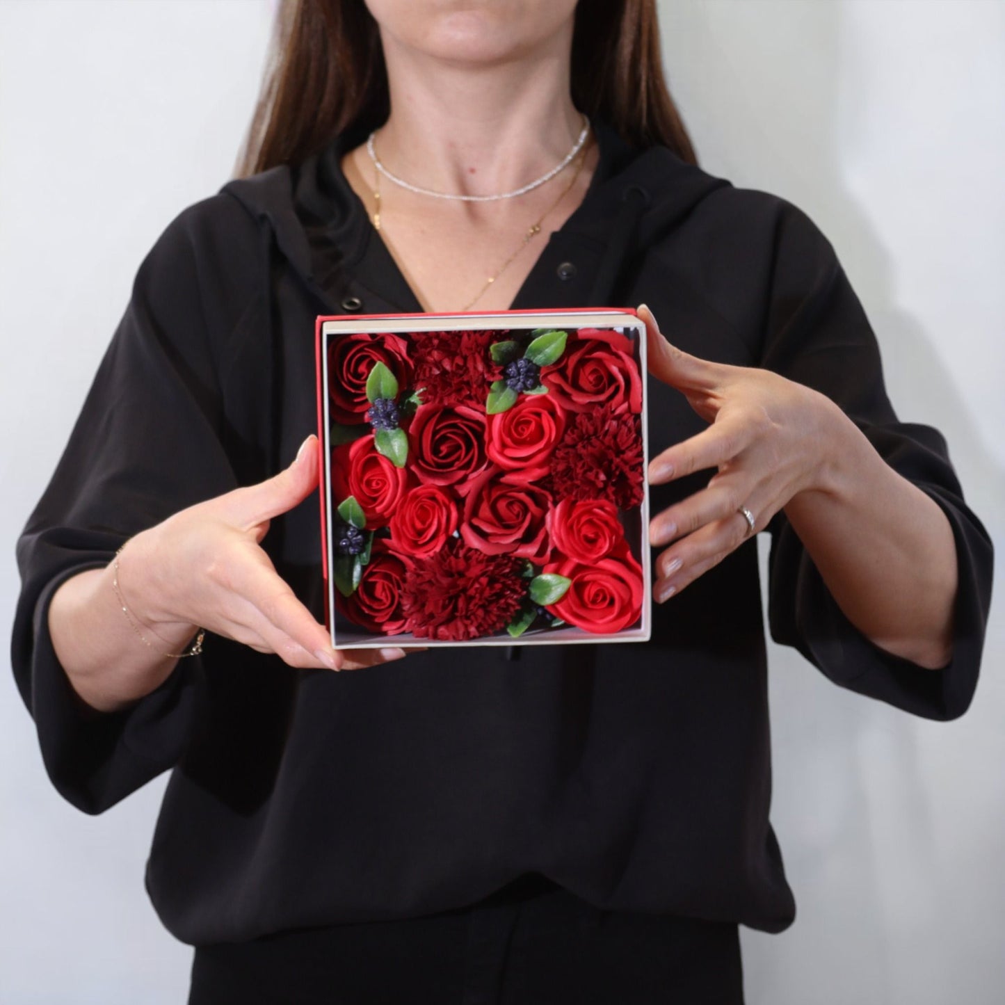 Caja Cuadrada – Rosas Rojas Clásicas de Jabón