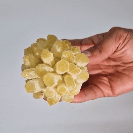 Cuarzo amarillo natural en racimo (250–300 g aprox.)