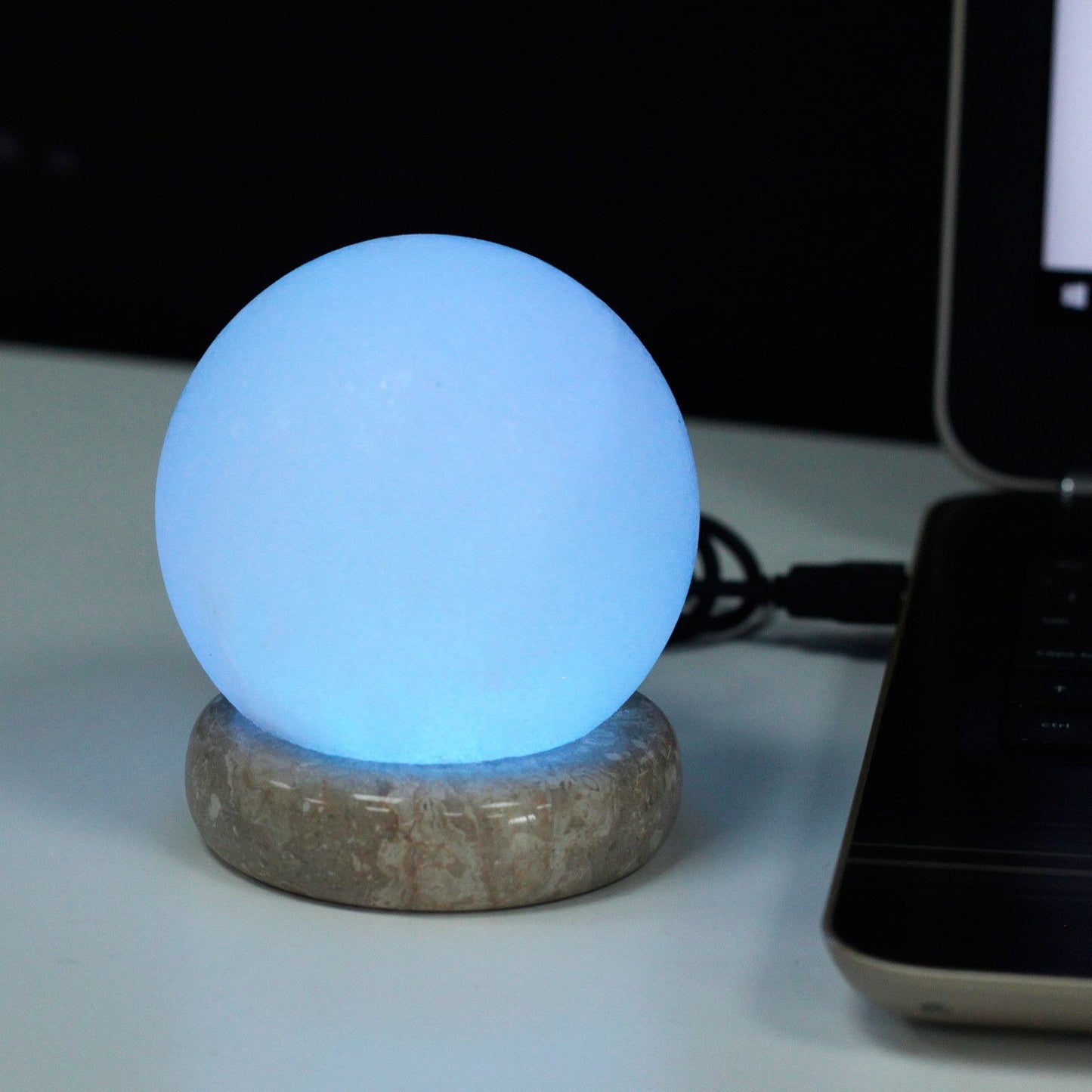 Lámpara de Sal del Himalaya Blanca con Base de Madera – 9 cm con Cable USB