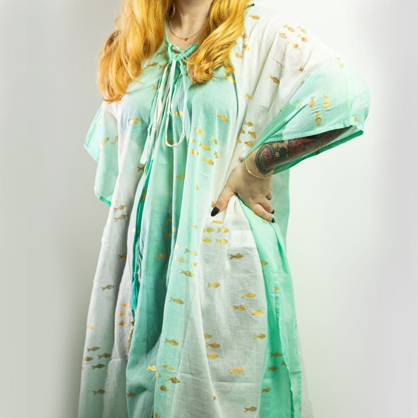Kaftán Nomad Sari – Diseño de Pez en Blanco, Turquesa y Dorado, Pintado a Mano